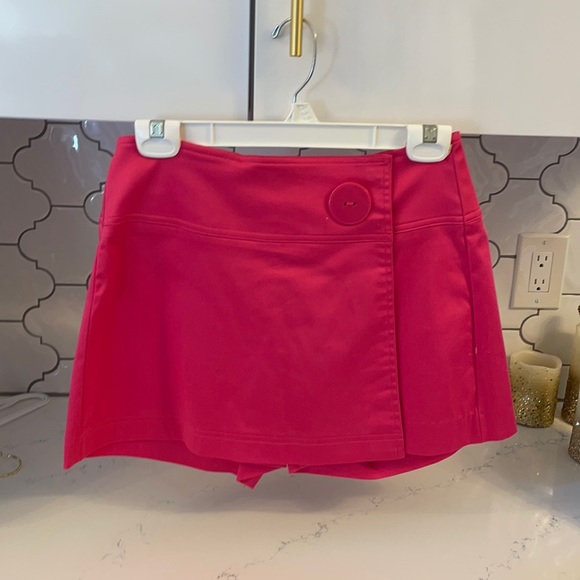 Beautiful pink Skort statement large button Cach’e - Picture 1 of 1